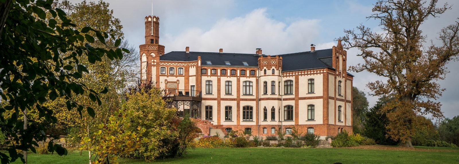 bg-subheader-gamehl-schloss-total